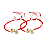 Par de pulseras de hilo rojo.